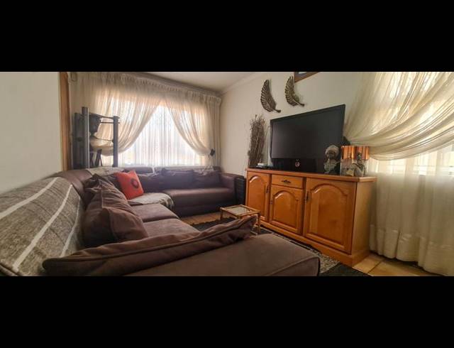 4 BEDROOM HOUSE FOR SALE IN PROTEA NORTH